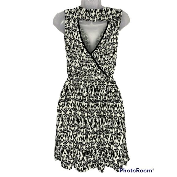 THML Dress Womens XS Navy White Ikat Print Sleeveless Pockets Boho Festival Mini - Picture 2 of 12